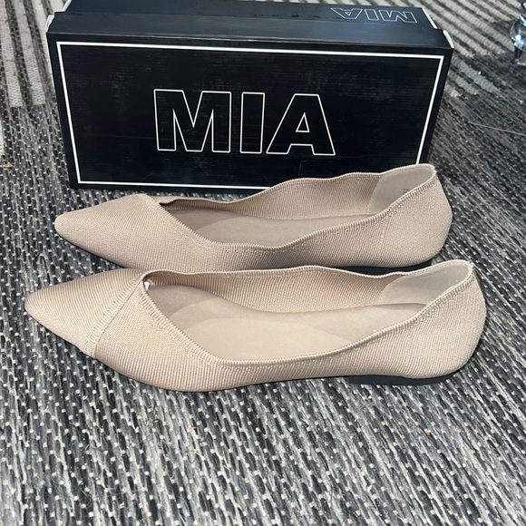 New authentic Mia stretch fabric flats Sz 11 display - Picture 1 of 12